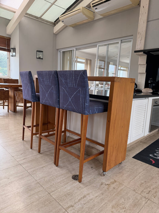 Balcão de Madeira com Rodízios e 3 Banquetas