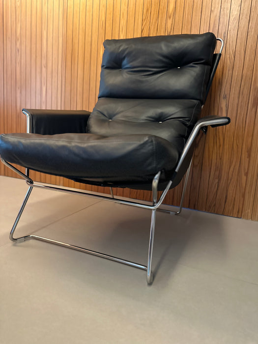 Poltrona "Vira Vira" em Couro – Pedro Useche