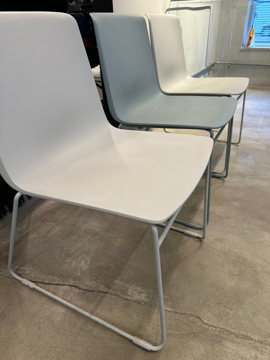 Trio de Cadeiras Empilháveis “Pronta” – Herman Miller