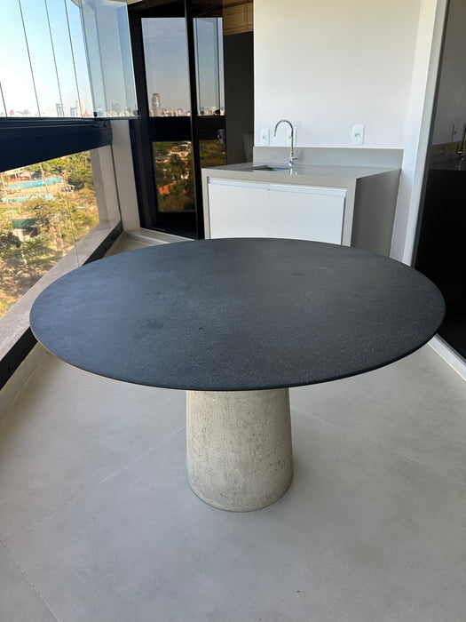 Mesa de Jantar com Base em Concreto e Tampo em Pedra  – ,Ovo