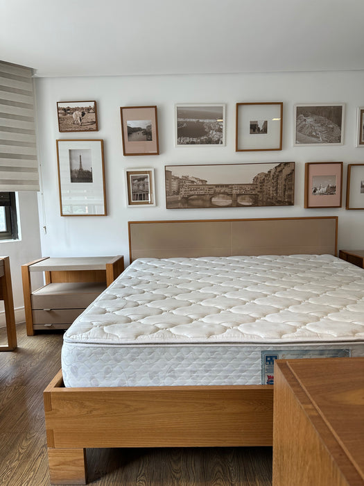 Cama King Size "Dado" com Acabamento em Couro (colchão incluso) - Casa Pronta