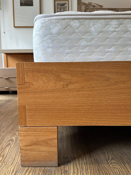 Cama King Size "Dado" com Acabamento em Couro (colchão incluso) - Casa Pronta