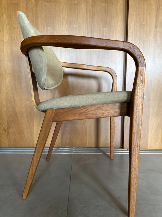 Cadeira "Omar" em Couro Courvim - Rejane Carvalho Leite