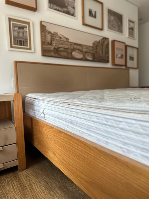 Cama King Size "Dado" com Acabamento em Couro (colchão incluso) - Casa Pronta