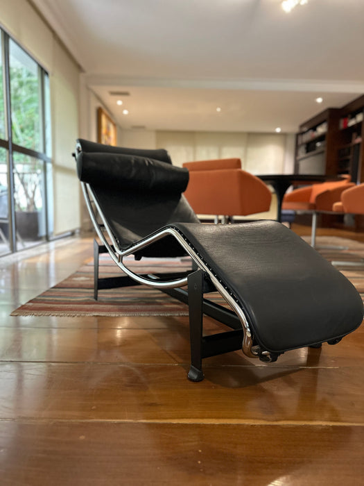Chaise Lounge “LC4” em Couro – Le Corbusier