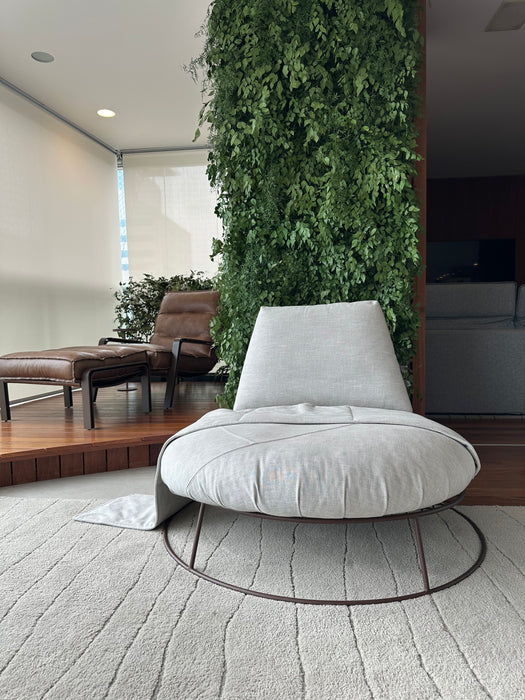 Poltrona "Beepi" com Banqueta em Couro - Estúdio Bola