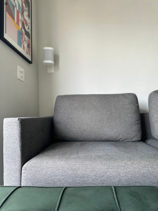 Sofá "C10" em Linho Natural Cinza - Marcus Ferreira para Carbono