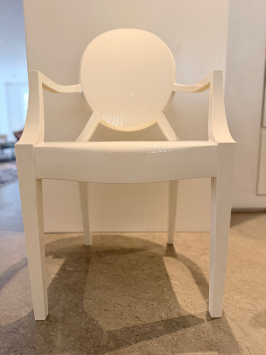 Cadeira "Ghost" Branca com Braços – Philippe Starck para Vitra
