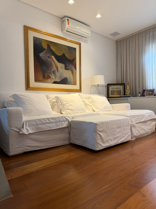 Sofá com Chaise e Pufe com Capa