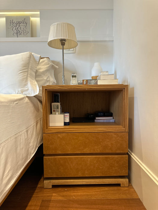Par de Mesas de Cabeceira “Paris” em Freijó com Gavetas em Couro – Casa Pronta