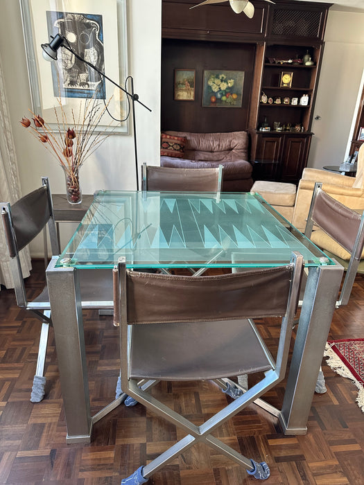 Mesa Gamão com Tampo de Vidro e 4 Cadeiras Diretor em Couro