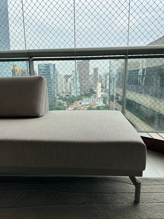 Sofá com Mesa Embutida e Tomada USB