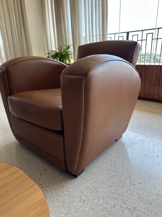 Poltrona em Couro com Detalhes em Tachas