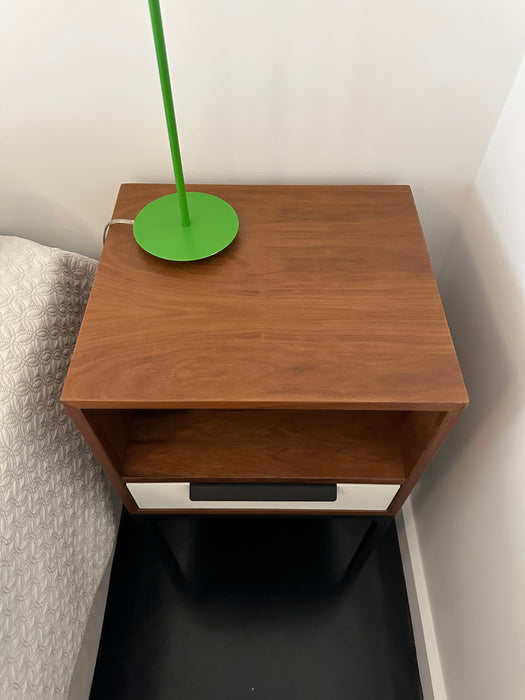 Par de Mesas de Cabeceira "Loft 40" com 1 Gaveta – Fernando Jaeger