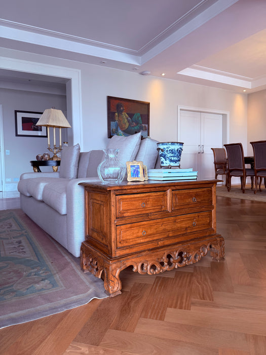 Mesa com Gavetas e Detalhes em Madeira Entalhada