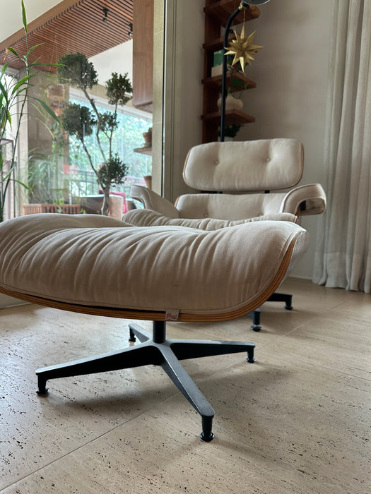 Poltrona “Eames Lounge” com Banqueta em Tecido – Breton