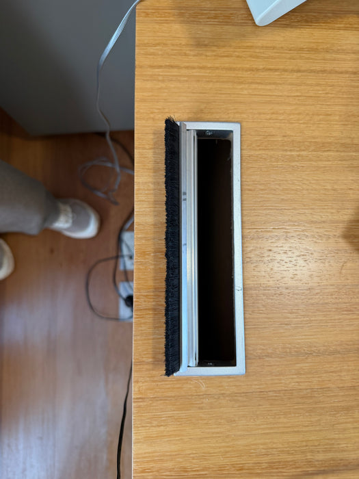 Mesa de Escritório com Tomadas Embutidas
