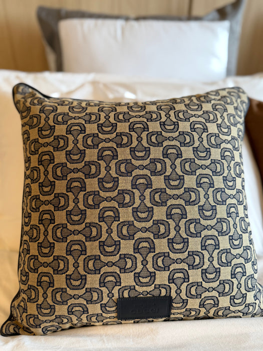 Manta e Par de Almofadas Decorativas - Gucci
