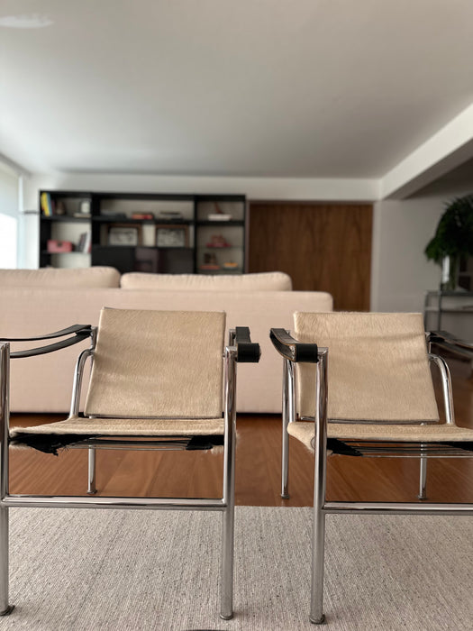 Par de Poltronas "LC1" – Le Corbusier para Forma