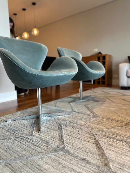 Par de Poltronas "Swan" – Breton