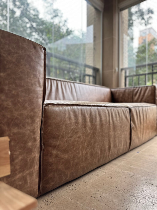 Sofá “Lego” em Couro – Estúdio Bola