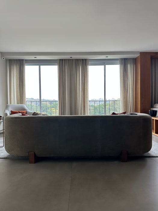 Sofá "Henge" em Camurça - Arthur Casas