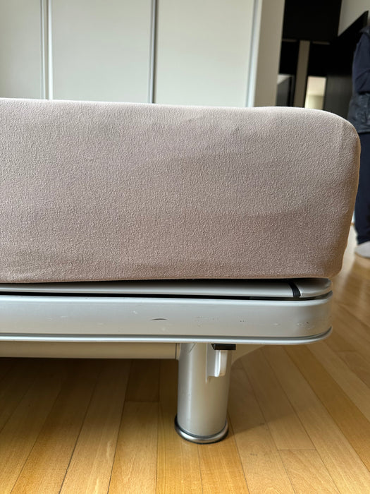 Cama King Size "Royal" com 2 Motores, Colchão "Maestro" e Mesas Laterais – Auping para Collectania