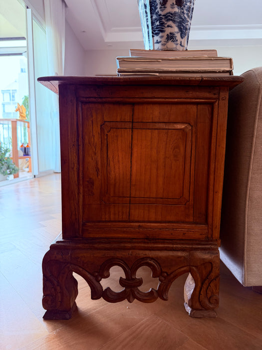 Mesa com Gavetas e Detalhes em Madeira Entalhada