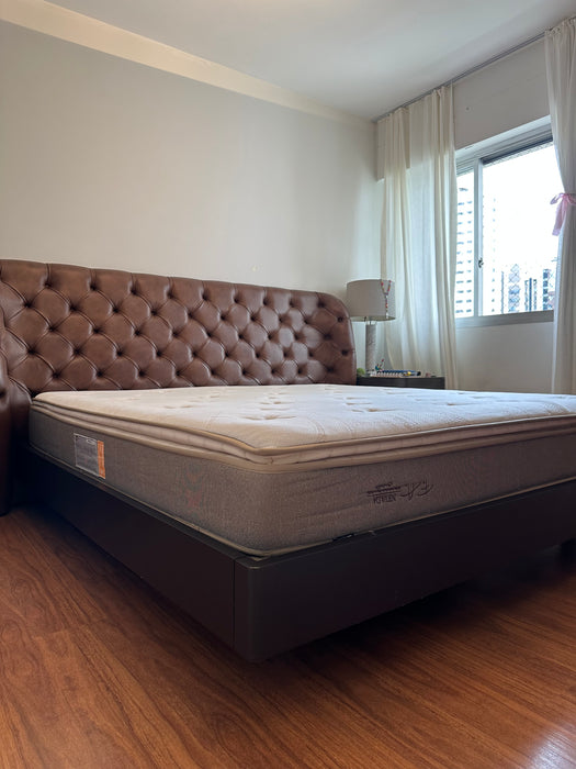 Cama King Size "Nouveau" com Cabeceira Capitonê em Couro (colchão incluso) – Artefacto