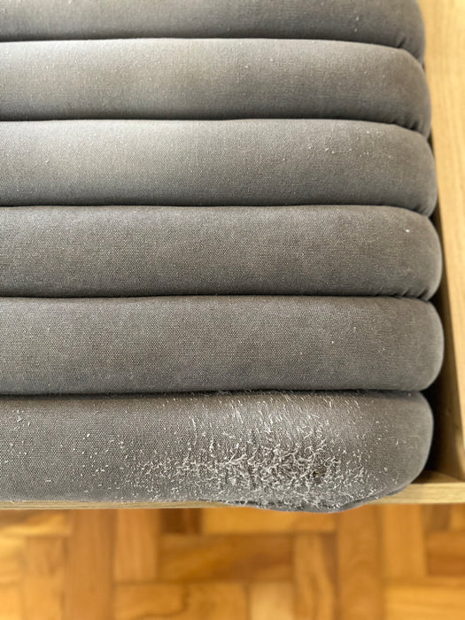 Sofá "Gomos" (com acabamento adicional em madeira na parte inferior) – Líder Interiores