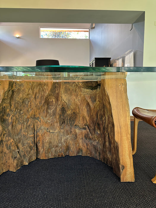 Mesa de Jantar com Pés em Tora e Tampo de Vidro - Tora Brasil