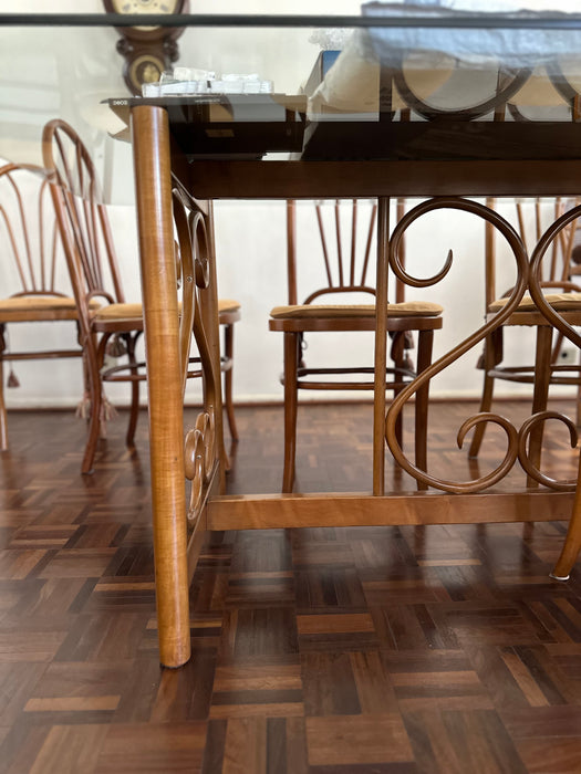 Mesa de Jantar com 8 Cadeiras – Thonet