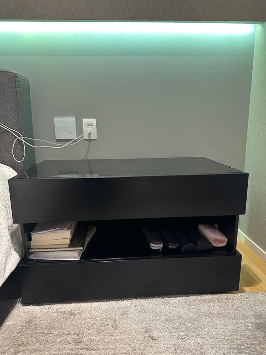 Par de Mesas de Cabeceira