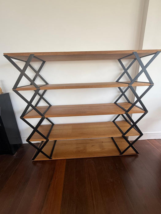 Estante "Clip" – Jader Almeida