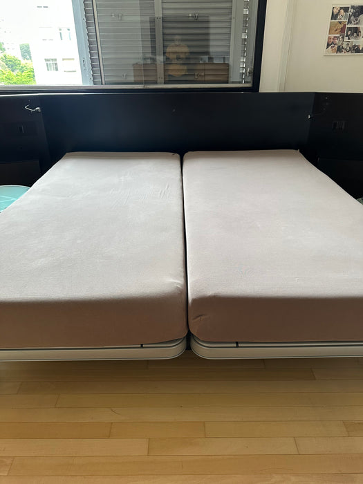 Cama King Size "Royal" com 2 Motores, Colchão "Maestro" e Mesas Laterais – Auping para Collectania
