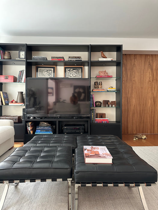 Par de Banquetas "Barcelona" em Couro Preto  – Mies van der Rohe para Forma