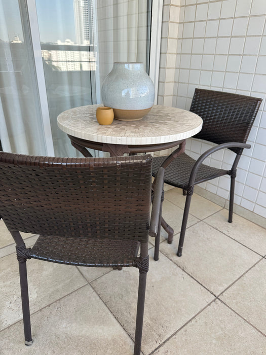 Mesa Redonda com 2 Cadeiras de Fibra Sintética