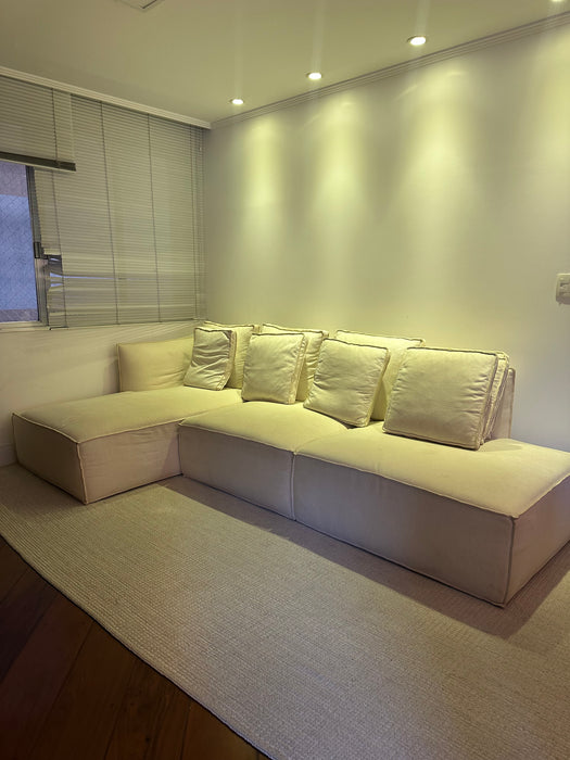 Sofá "Pillow" com Chaise – Estúdio Bola