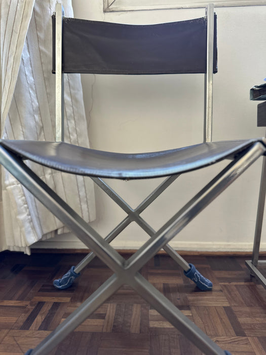 Mesa Gamão com Tampo de Vidro e 4 Cadeiras Diretor em Couro