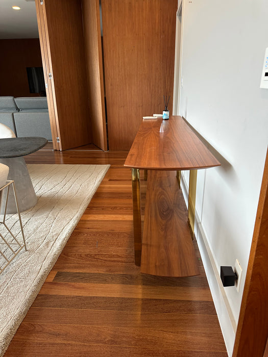 Aparador em Madeira com Pés Dourados