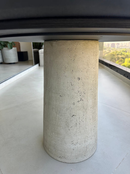 Mesa de Jantar com Base em Concreto e Tampo em Pedra  – ,Ovo