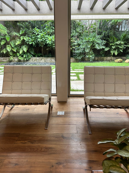 Poltrona “Barcelona” em – Ludwig Mies van der Rohe para Montenapoleone