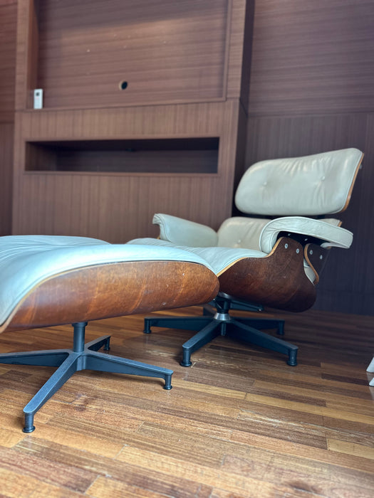 Poltrona "Eames" com Banqueta