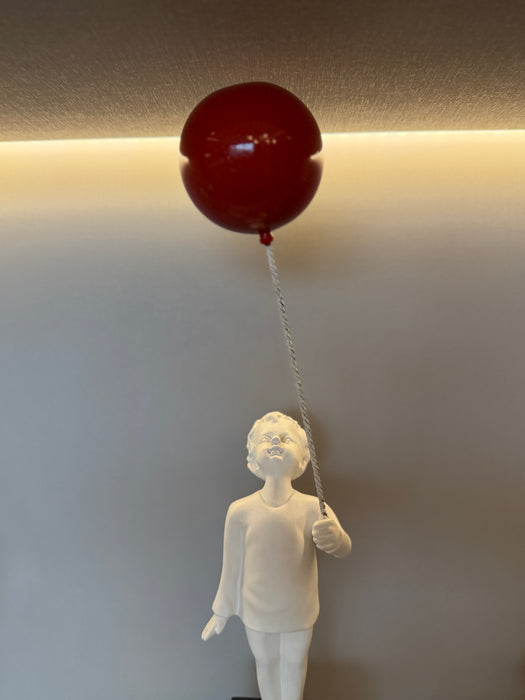 Escultura de Mesa Menino e Balão