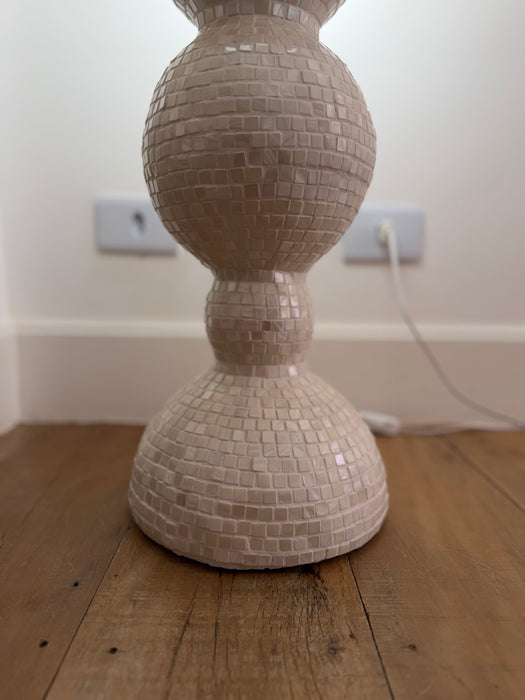 Luminária de Piso em Pastilhas de Madrepérola – Camila Dianunziata