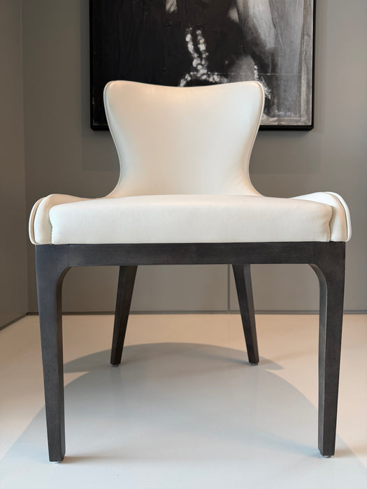 Conjunto com 10 Cadeiras "Silhouette" em Couro – Artefacto