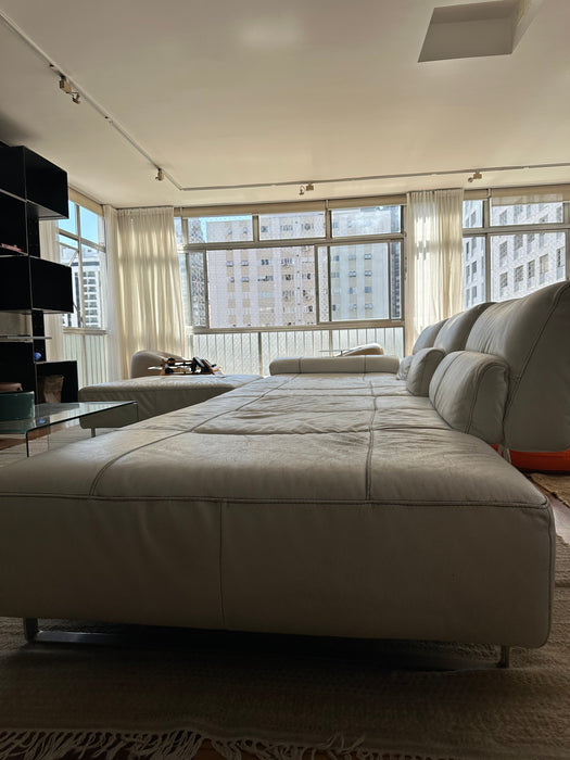 Sofá em Couro Reclinável com Pufe - Natuzzi