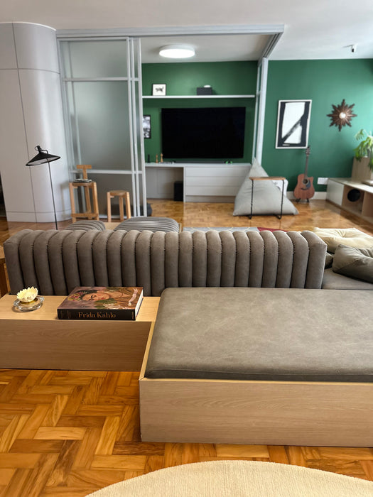 Sofá "Gomos" (com acabamento adicional em madeira na parte inferior) – Líder Interiores