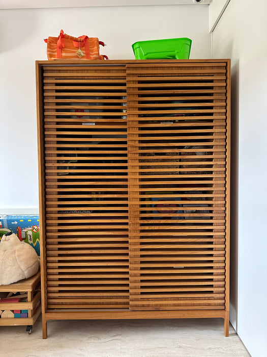 Armário de 2 Portas em Madeira Ripada