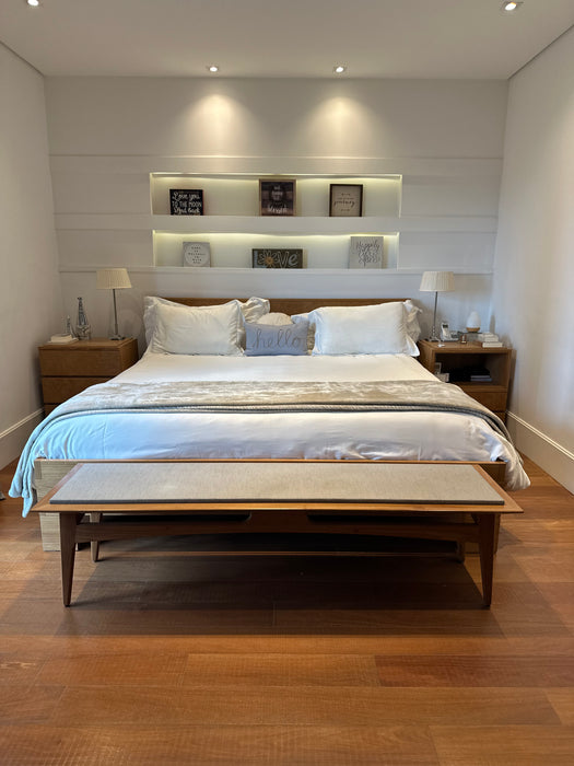 Par de Mesas de Cabeceira “Paris” em Freijó com Gavetas em Couro – Casa Pronta